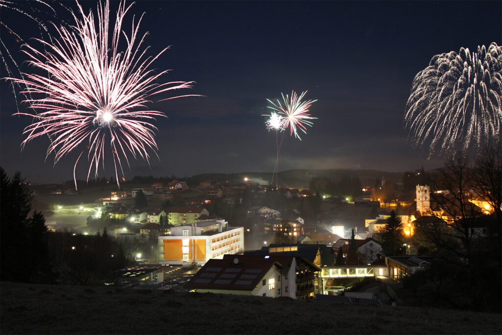 Man sieht Bad Zell bei Nacht und Feuerwerke am Himmel-