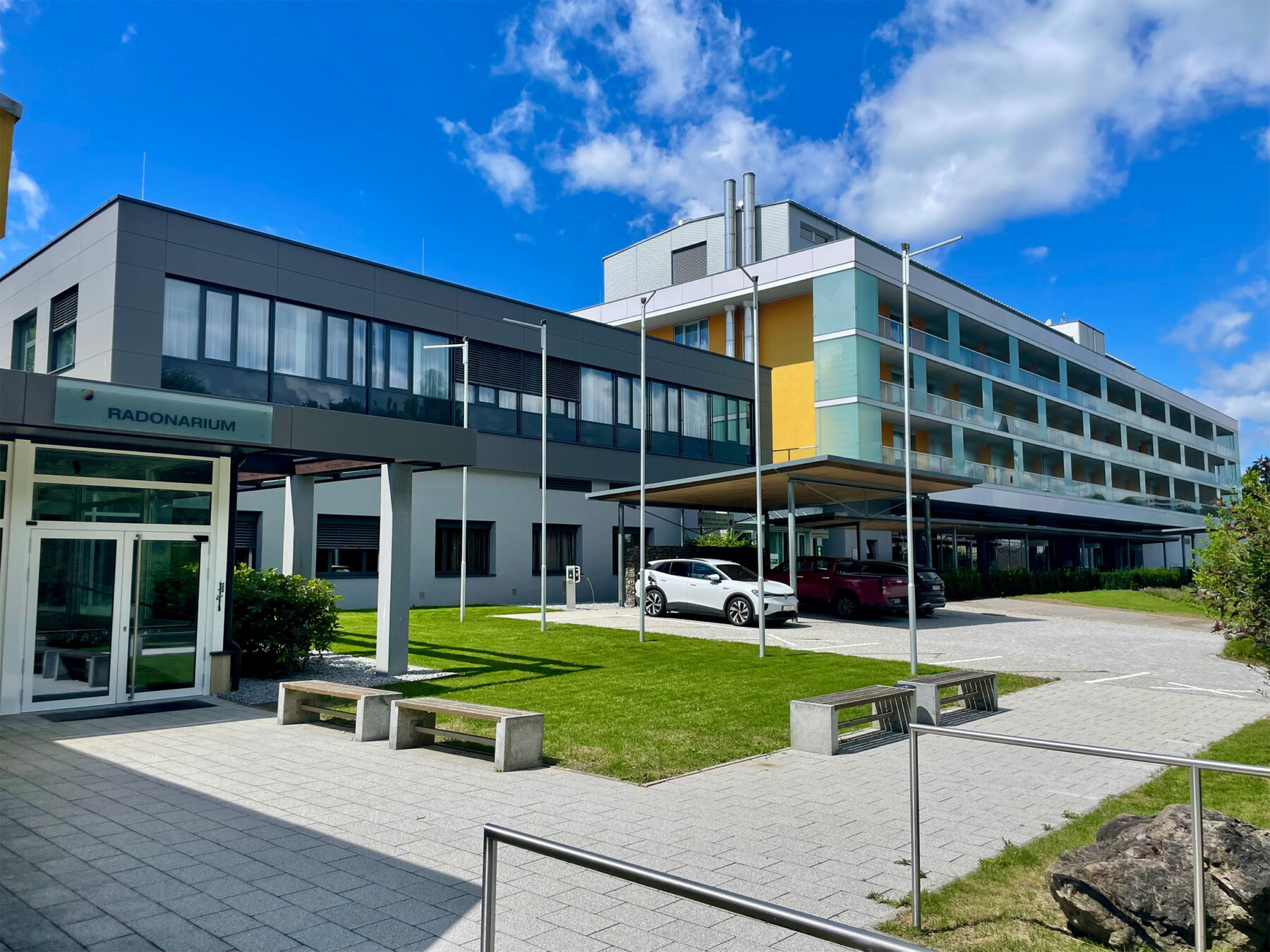 Man sieht den neuen Zubau sowie das Hotel Lebensquell Bad Zell.