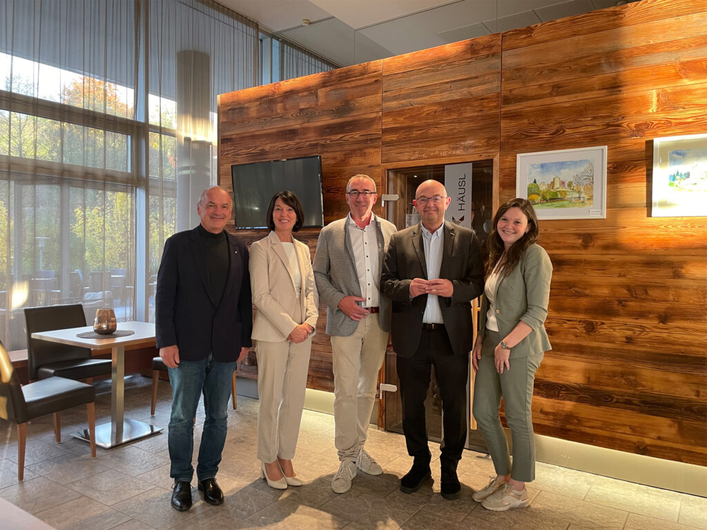 Gruppenfoto vor dem Brotbackhaus mit Hoteldirektor Franz Schinnerl, Hoteldirektorin Ingrid Schinnerl, Daniela Koller, Gerold Royda und Thomas Fröhlich.