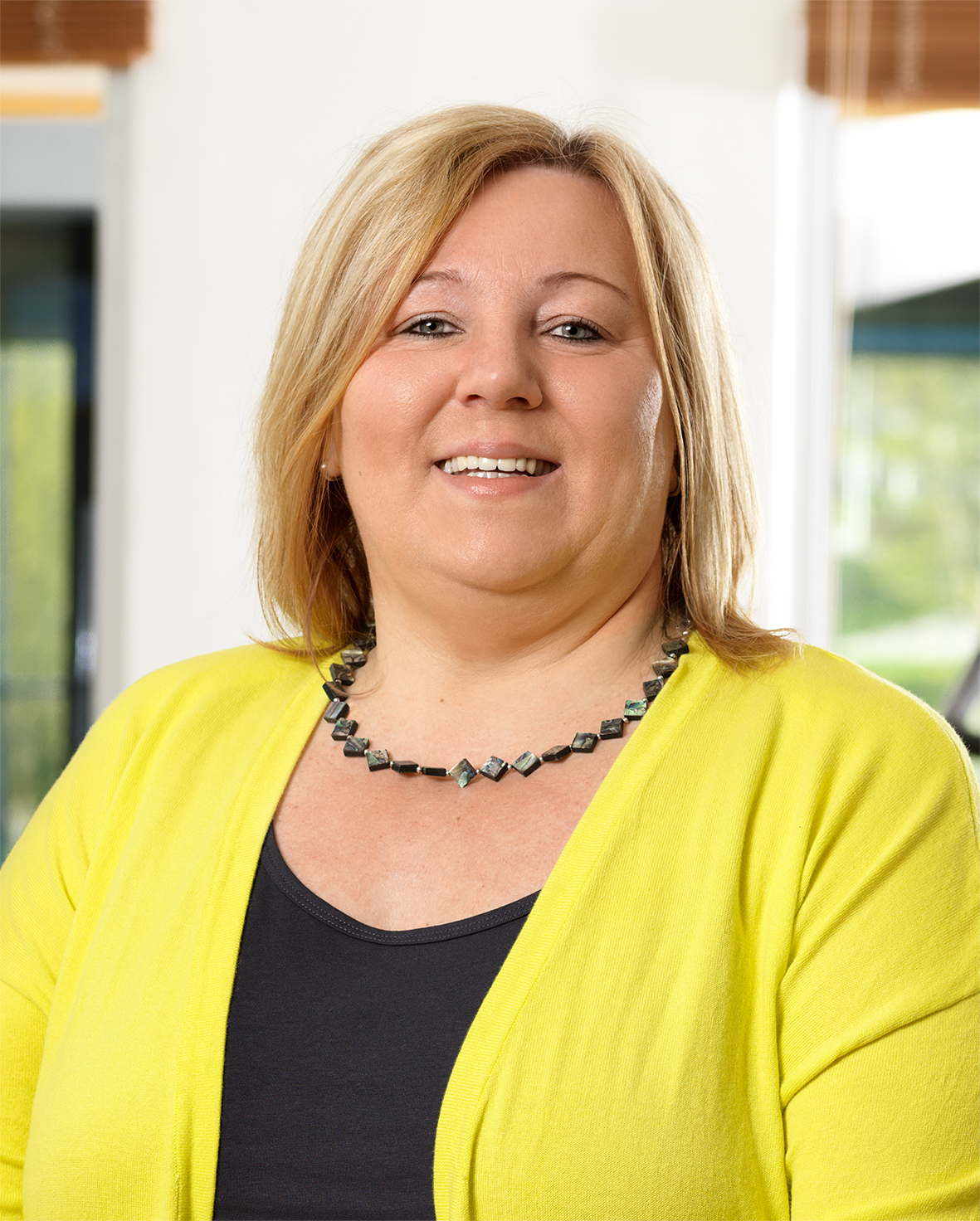 Foto von Mitarbeiterin in der Reservierung, Frau Petra Pfeiffer