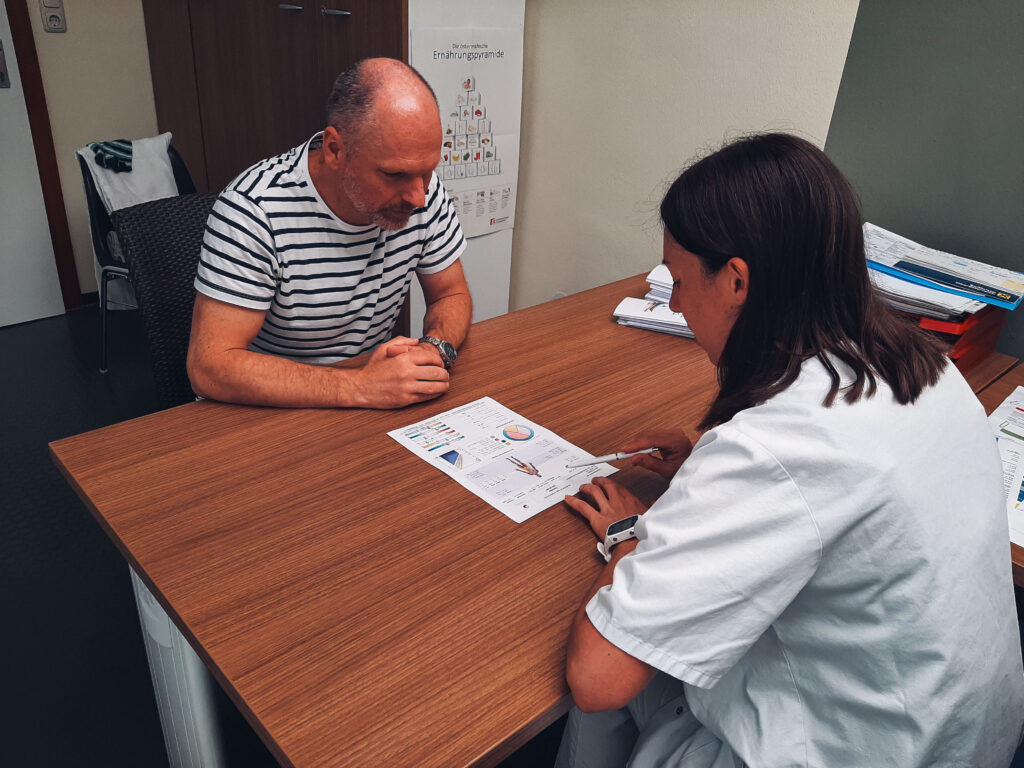 Beratungsgespräch zwischen einem Gast und einer Diätologin - Beratungen