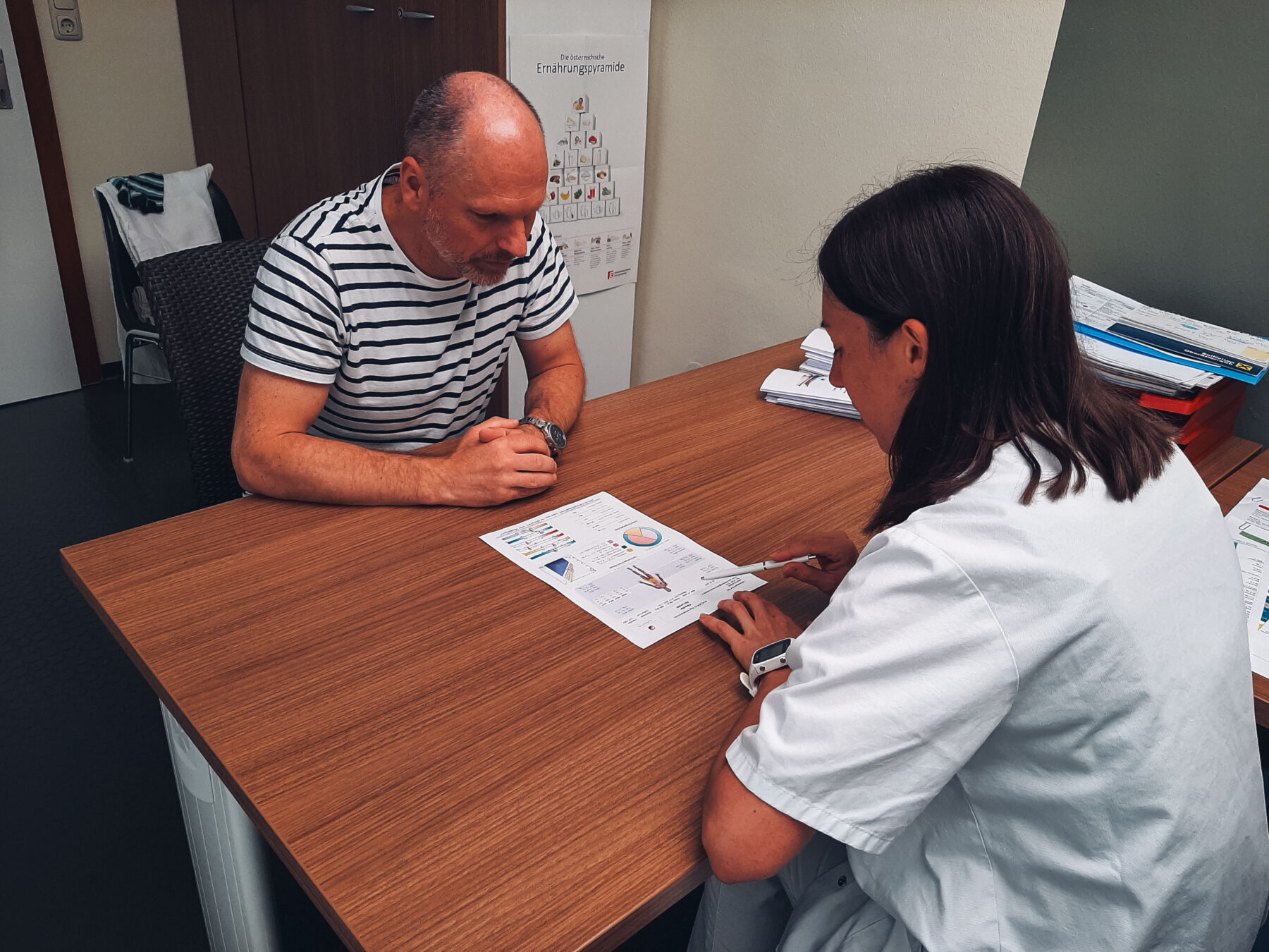 Beratungsgespräch zwischen einem Gast und einer Diätologin - Beratungen