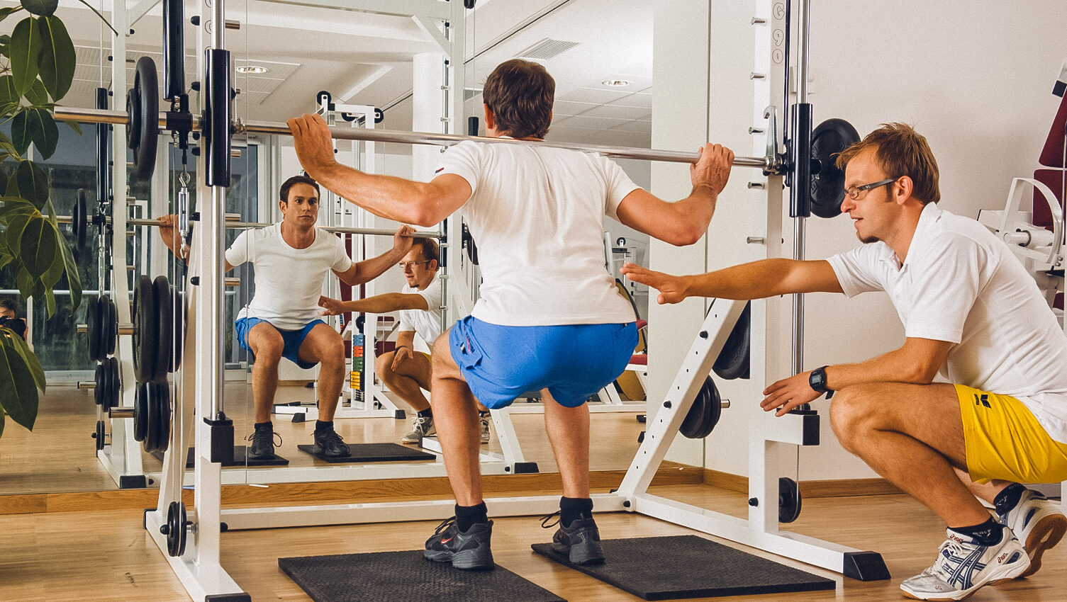 Mann trainiert im Fitnesstudio
