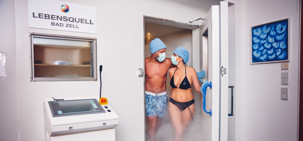 Paar kommt aus der Ganzkörperkältekammer