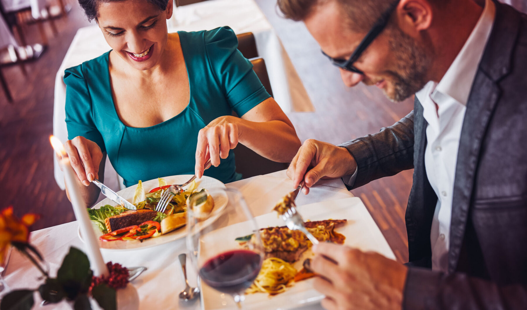 Ein Paar genießt das Abendessen im Restaurant.