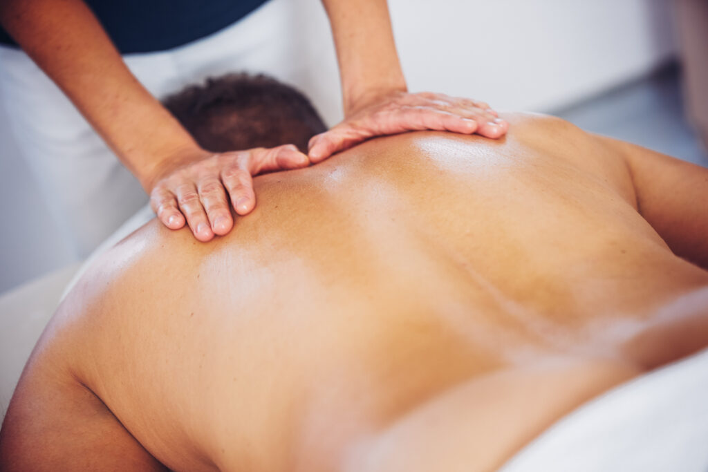 Ein Gast wird gerade am Rücken massiert