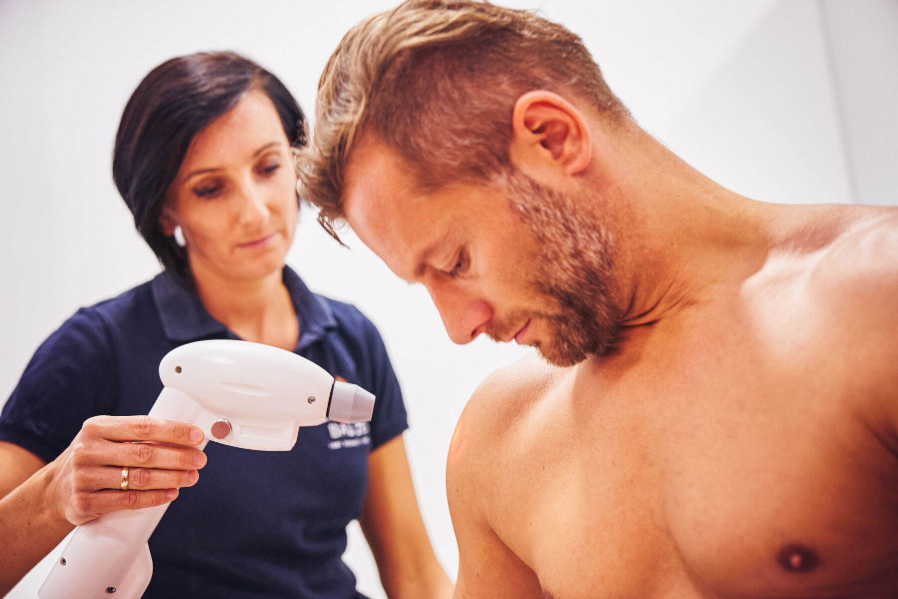 Gast bekommt lokale Kältebehandlung veranbreicht.