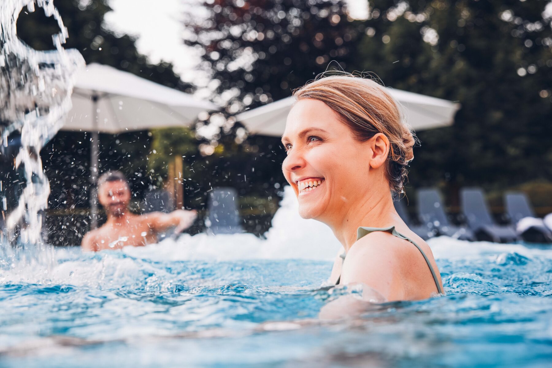 Paar entspannt im Pool