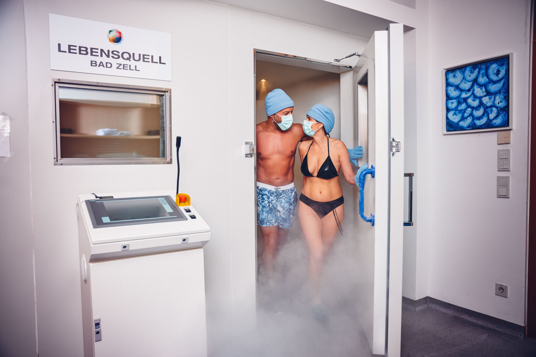 Ein Paar kommt aus der Ganzkörperkältekammer