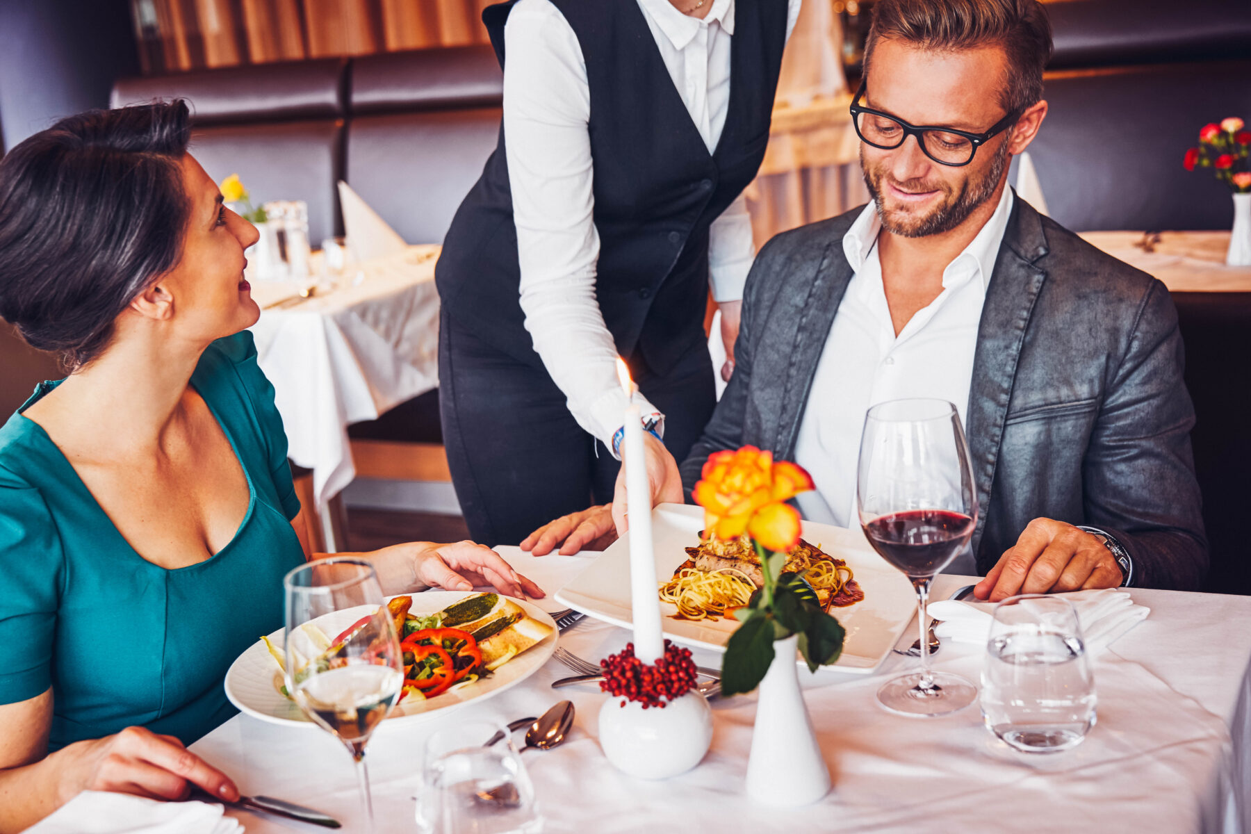 Gäste bekommen gerade ihr Essen serviert