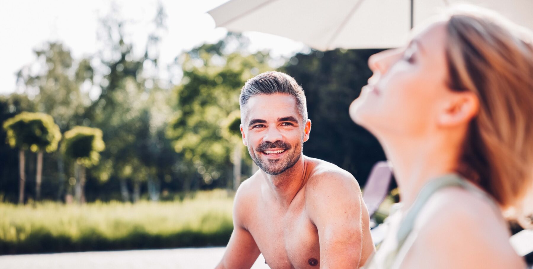 Paar entspannt am Poolrand