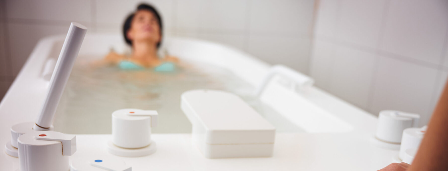 Eine Dame genießt ein Radonbad.