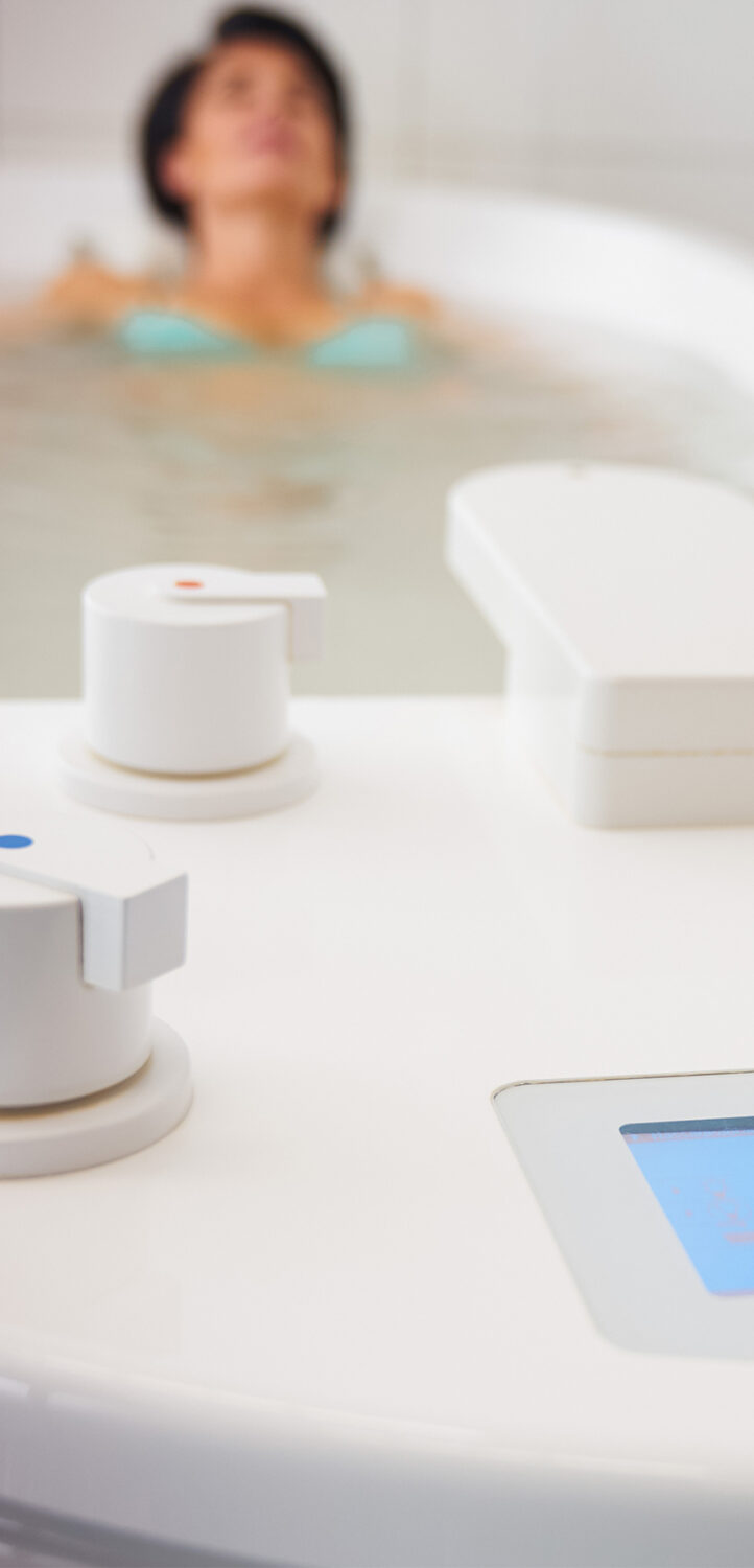 Dame liegt in Radonbadewanne und genießt es.