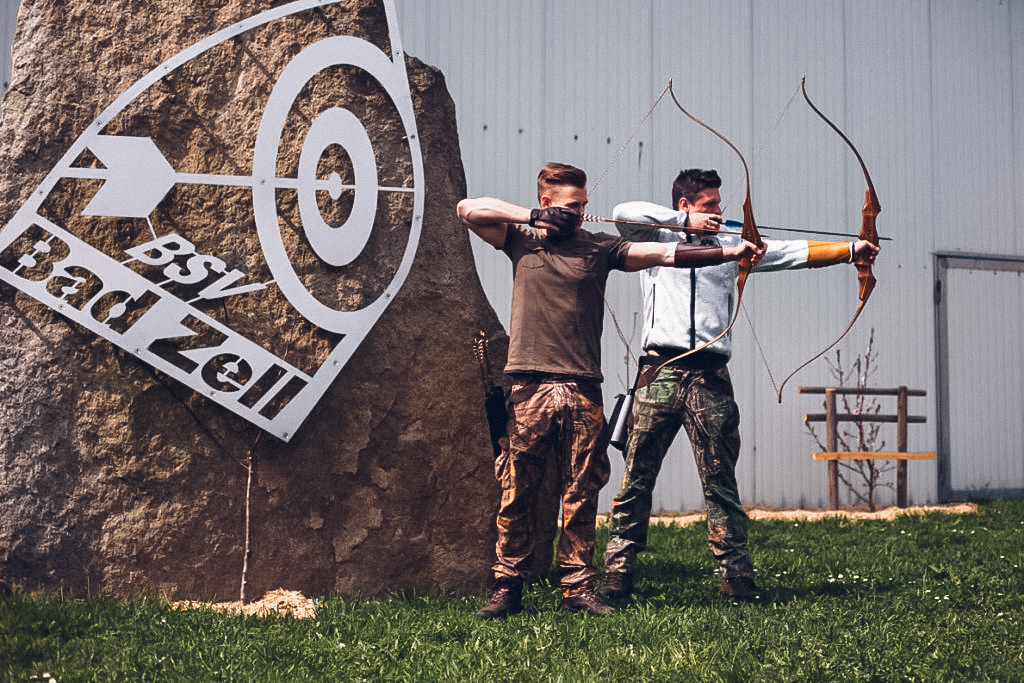 Man sieht zwei Männer beim Bogenschießen und nebenbei das Logo vom BSV Bad Zell.