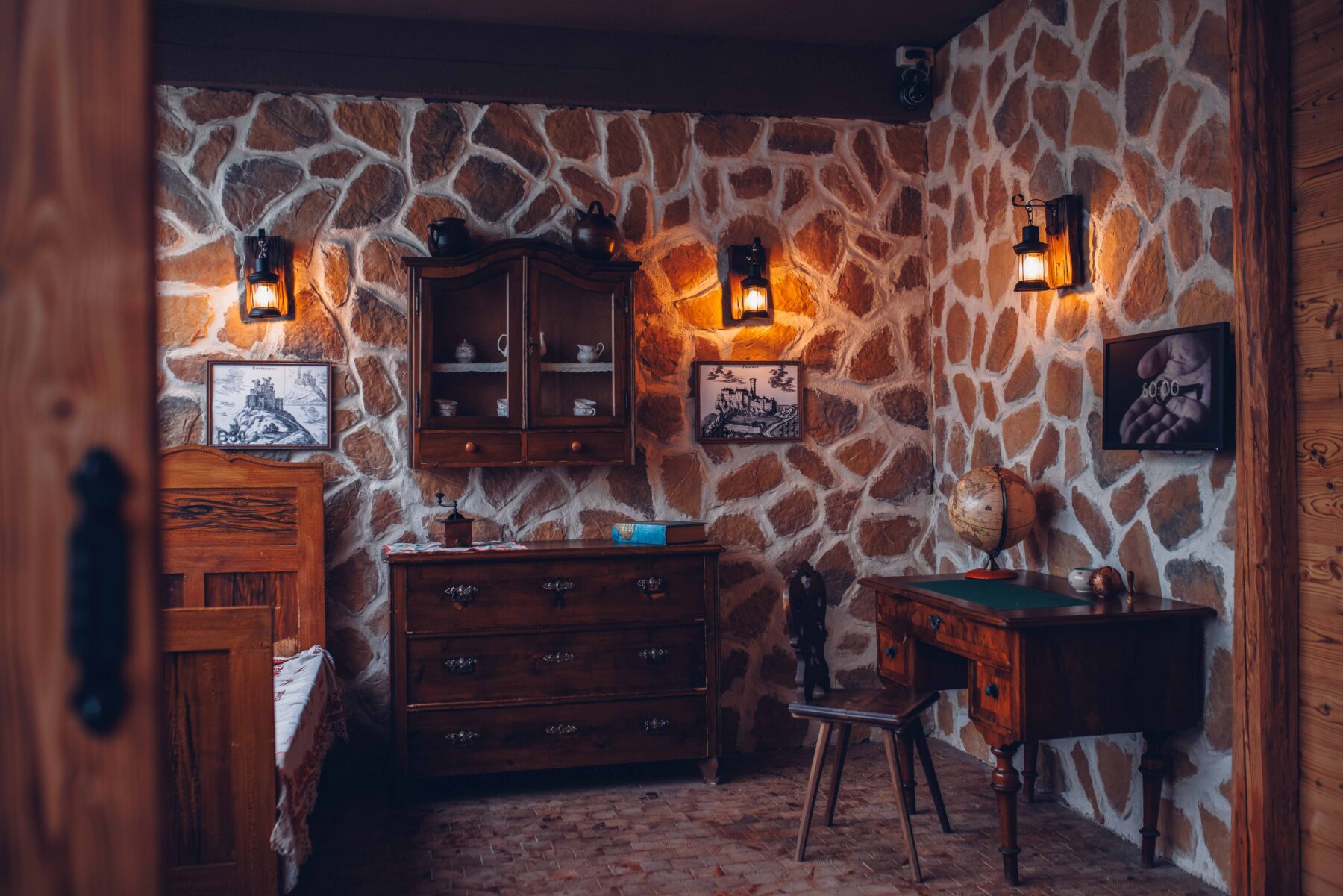 Ein Schlafzimmer mit Bett und Schreibtisch im mittelalterlichem Style.