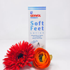 Man sieht die Soft-Feet-Lotion von der Marke Gehwol und zwei Rote Blumen