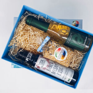Geschenkbox gefüllt mit einem Bio-Speckbirne Frizzante, einem Müsli und einen Birnen-Balsam-Essig.