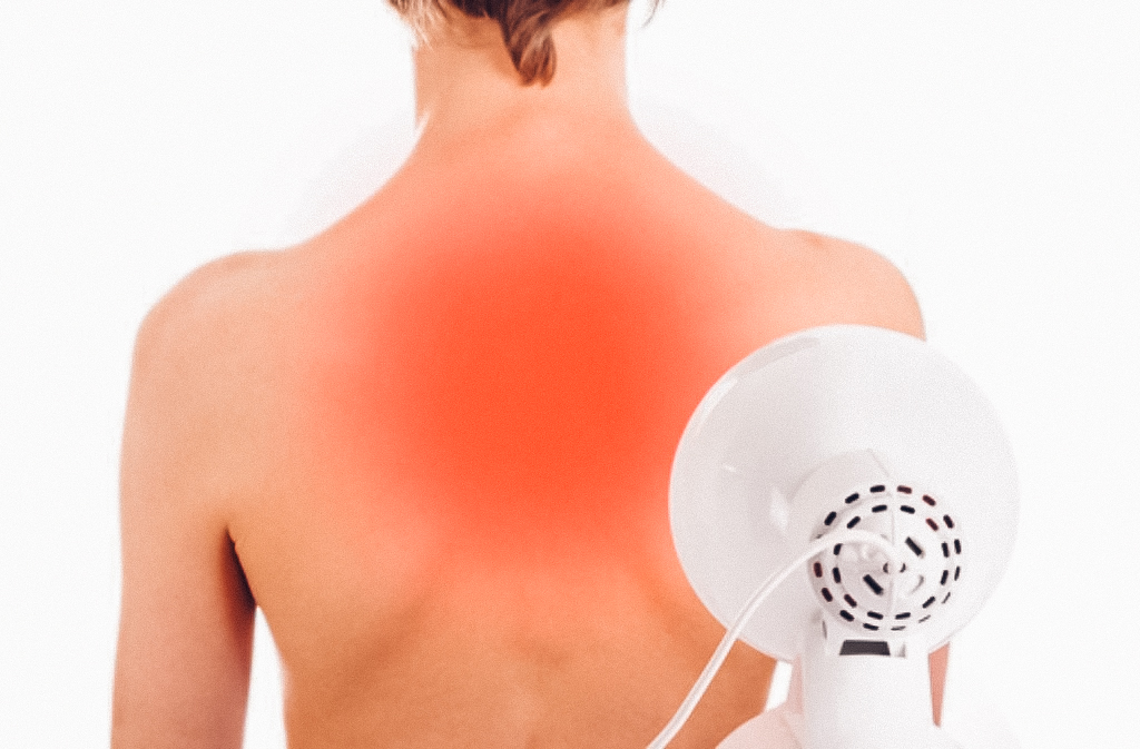 Infrarottherapie zur Linderung von Schmerzen oder Muskelverspannungen im oberen Rückenbereich.