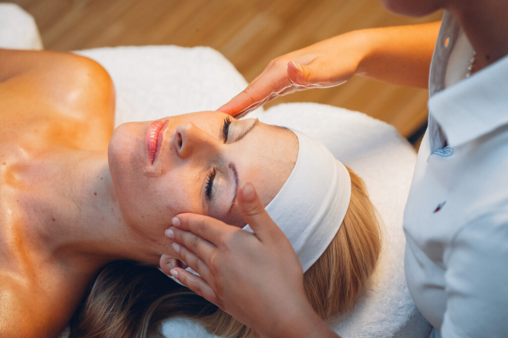 Eine Frau die eine kosmetische Gesichtsbehandlung bekommt.