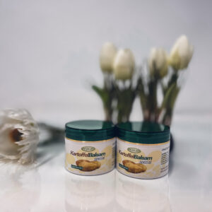 Man sieht einen Kartoffelbalsam-spezial und im Hintergrund Tulpen.