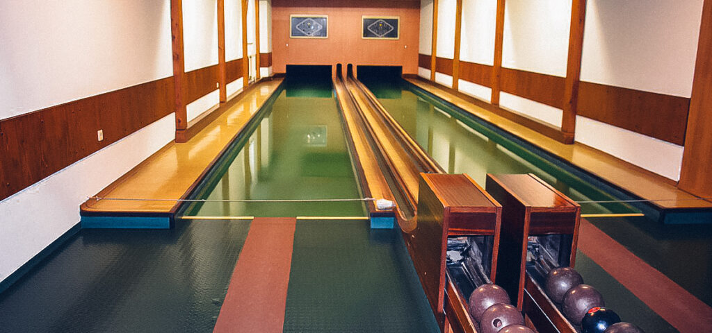 Man sieht zwei Kegelbahnen.