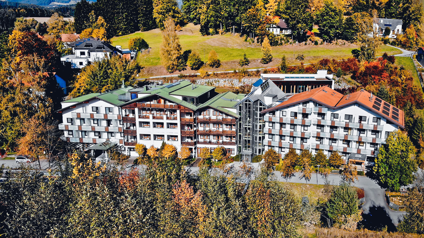 Kurhotel Bad Zell in seiner vollen Größe von der Luft aus.
