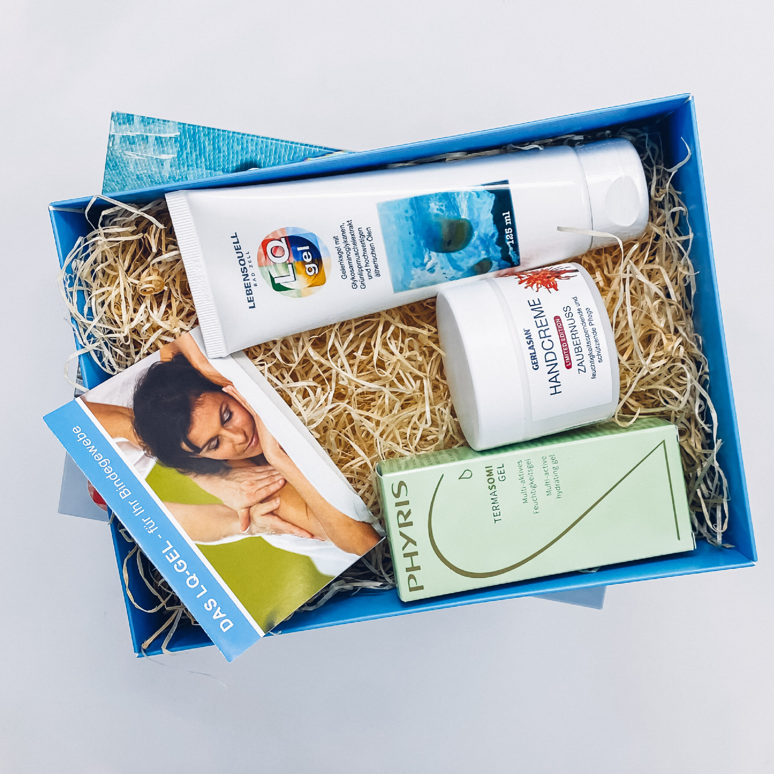 Geschenkbox gefüllt mit einer LQ-Gel Tube, einem Infoblatt, einer Handcreme und einem Termasomi-Gel von Phyris.