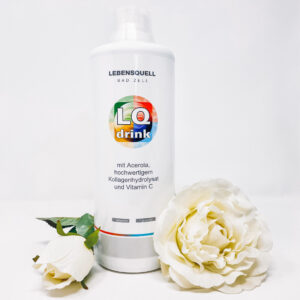 Man sieht eine Flasche LQ-Drink mit zwei weißen Blumen