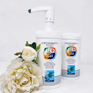 man sieht zwei weiße Blumen, ein LQ-Gel mit Spender und ein e Nachfüllpackung LQ-Gel für den Spender