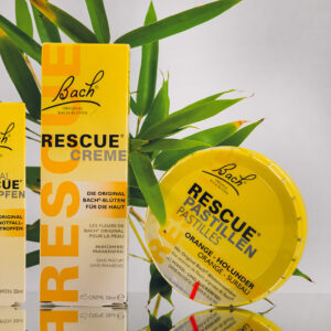 Man Sieht die Rescue-Creme 30 ml und die Rescue Pastillen im Geschmack Orange-Holunder. Im Hintergrund grüne Pflanzen.