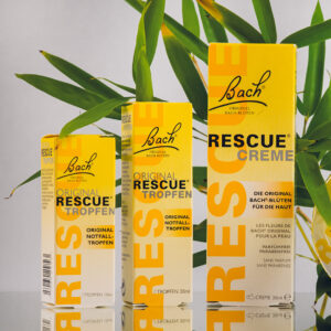 Man sieht zweiVerpackungen von den Original-Rescue-Tropfen in den Größen 10 ml und 20 ml und die REscue-Creme mit 30 ml. Im Hintergrund sind grüne Pflanzen.