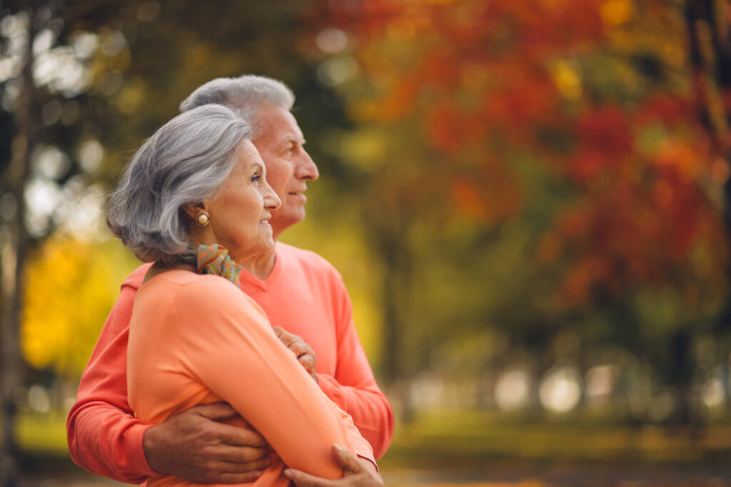 Man sieht ein älteres Pärchen, das sich in den Händen hält.