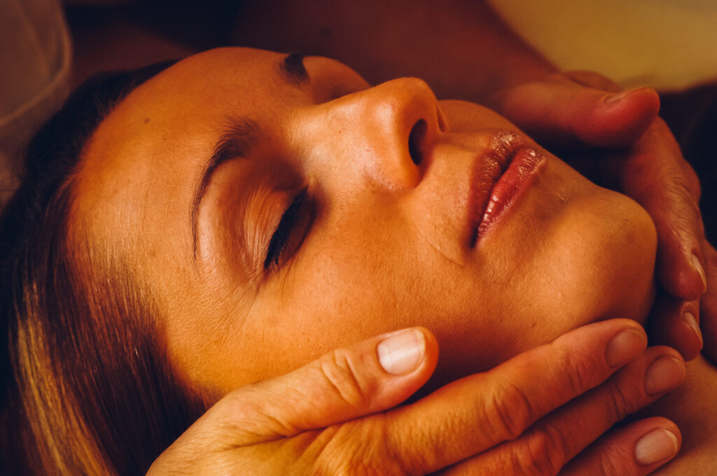 Eine Frau die eine Gesichtsmassage bekommt.