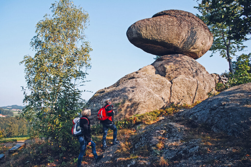 Man sieht zwei Personen beim Wandern am Stoakraftweg Bad Zell.