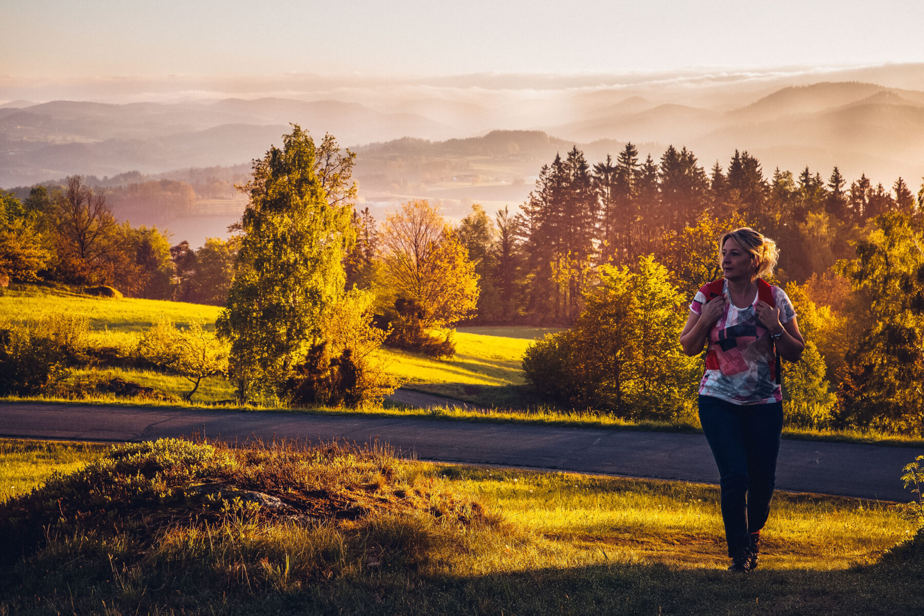 Man sieht eine Dame beim Wandern am Stoakraftweg.