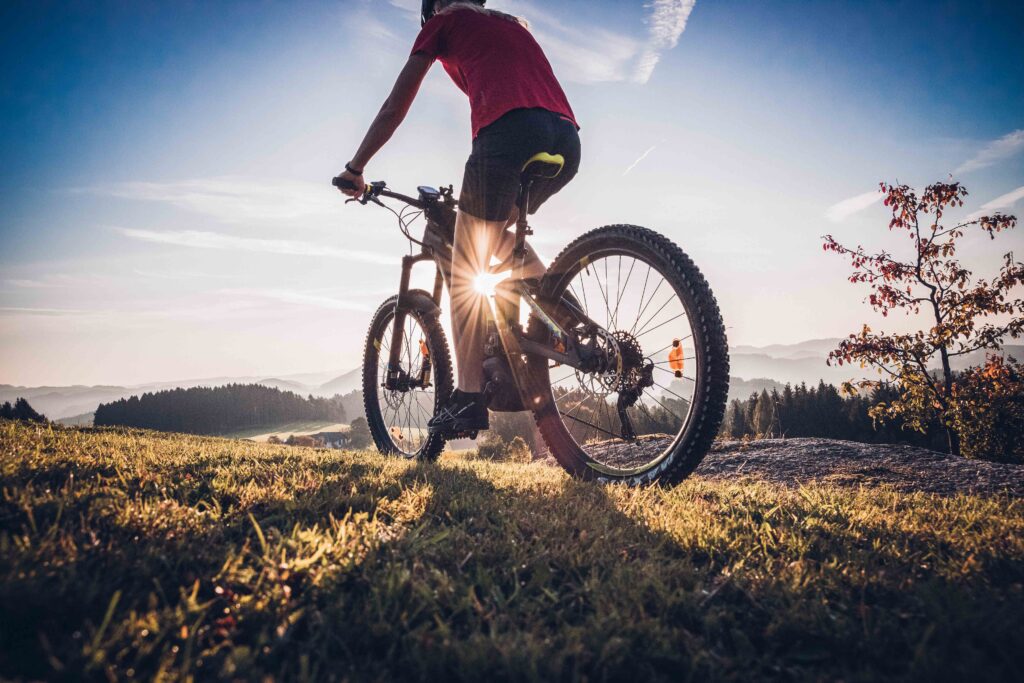 Man sieht einen Radfahrer.