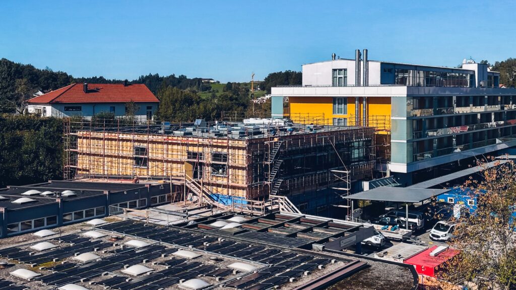 Man sieht das Hotel Lebensquell Bad Zell mit den Zubau von, welcher noch eine Baustelle war und ein Gerüst rund um den Zubau