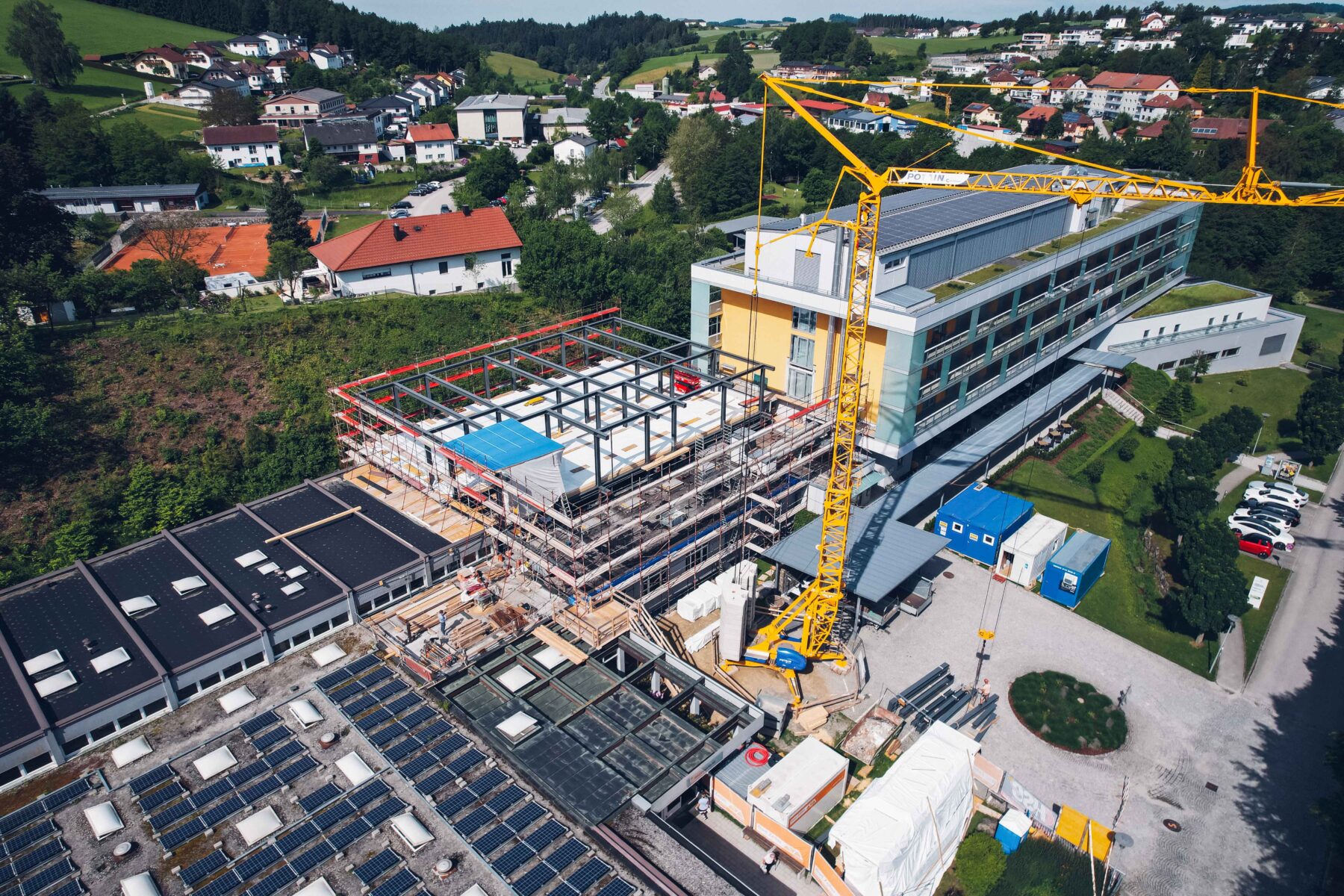 Man sieht das Hotel Lebensquell von der Vogelperspektive mit einem Kran und dem Zubau als Baustelle