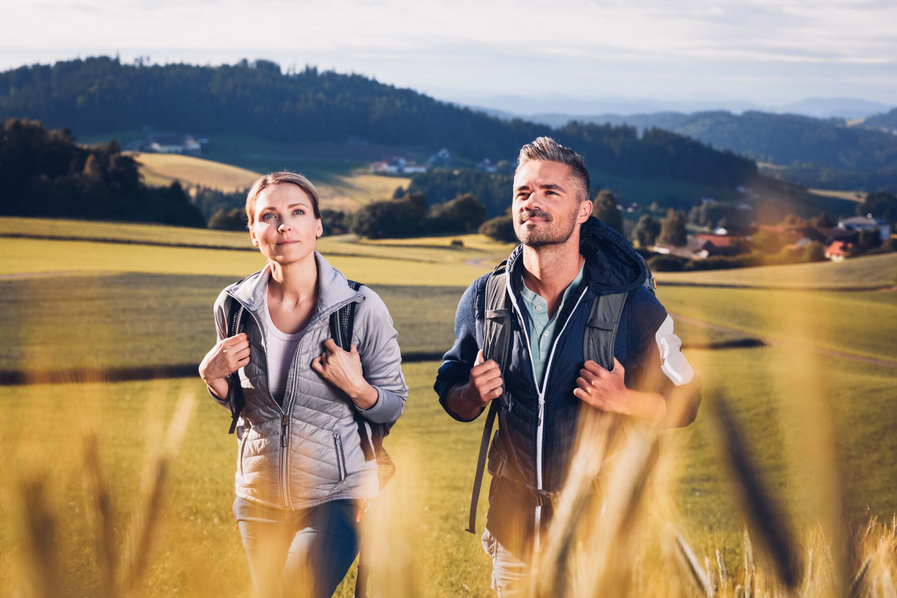 Man sieht zwei Personen beim Wandern am Johannesweg.
