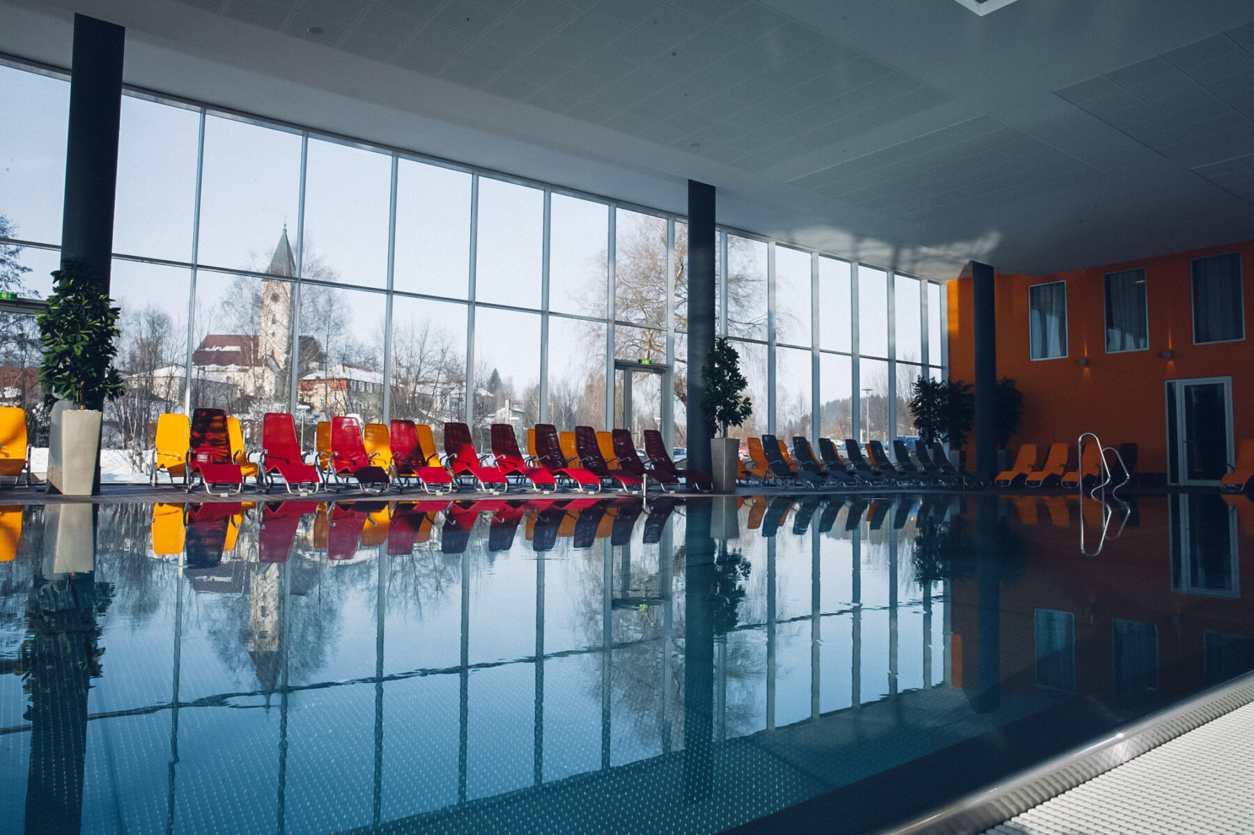 Man sieht das Schwimmbecken sowie viele Liegen des Hotel Lebensquell Bad Zell.