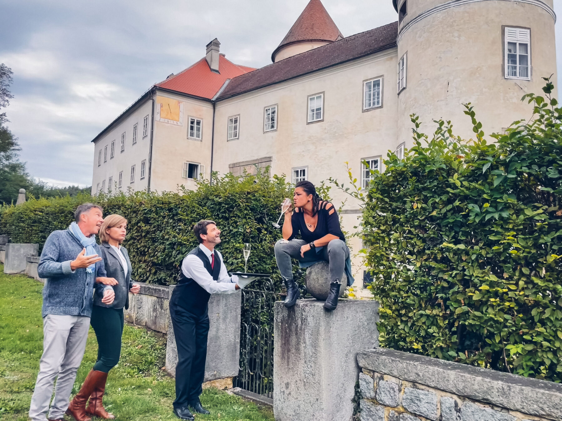 Krimidinner-Erlebnis 2026; Familie Prinzenberg samt Buttler vor dem Schloss